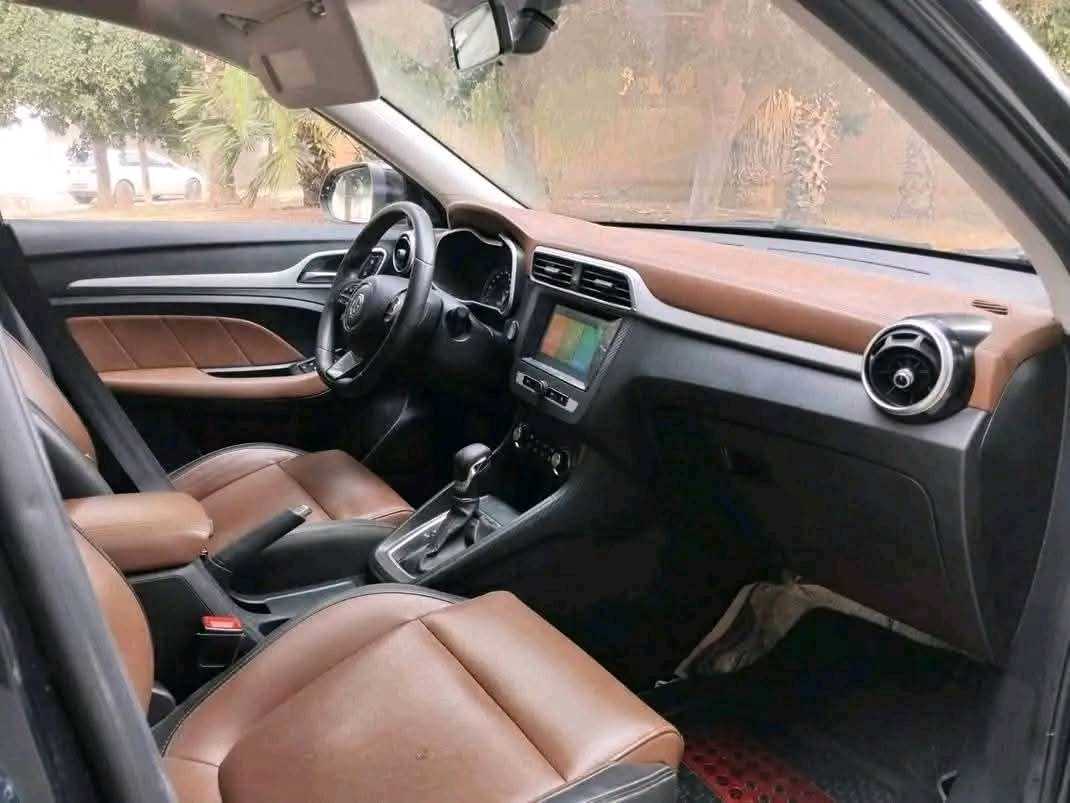 MG ZS BOÎTE AUTOMATIQUE PREMIÈRE MAIN
