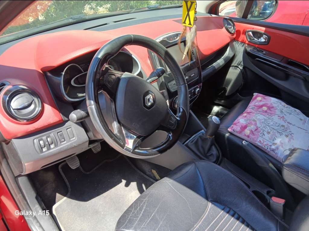 A vendre clio dynamique année 2014 essence 5cv en très bonne état 