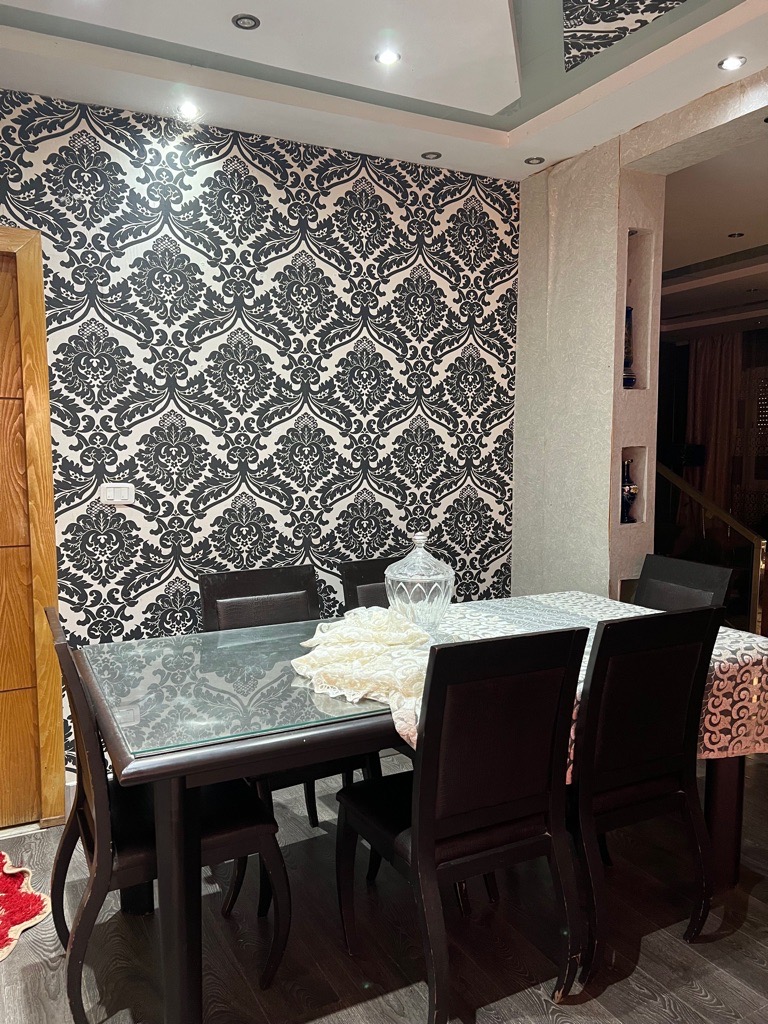 Salle à manger en bois et cristal plus de vrai cuir noir