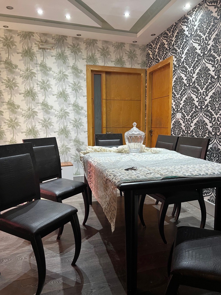 Salle à manger en bois et cristal plus de vrai cuir noir