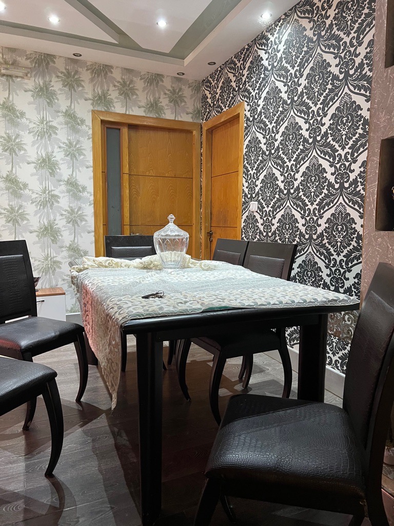 Salle à manger en bois et cristal plus de vrai cuir noir