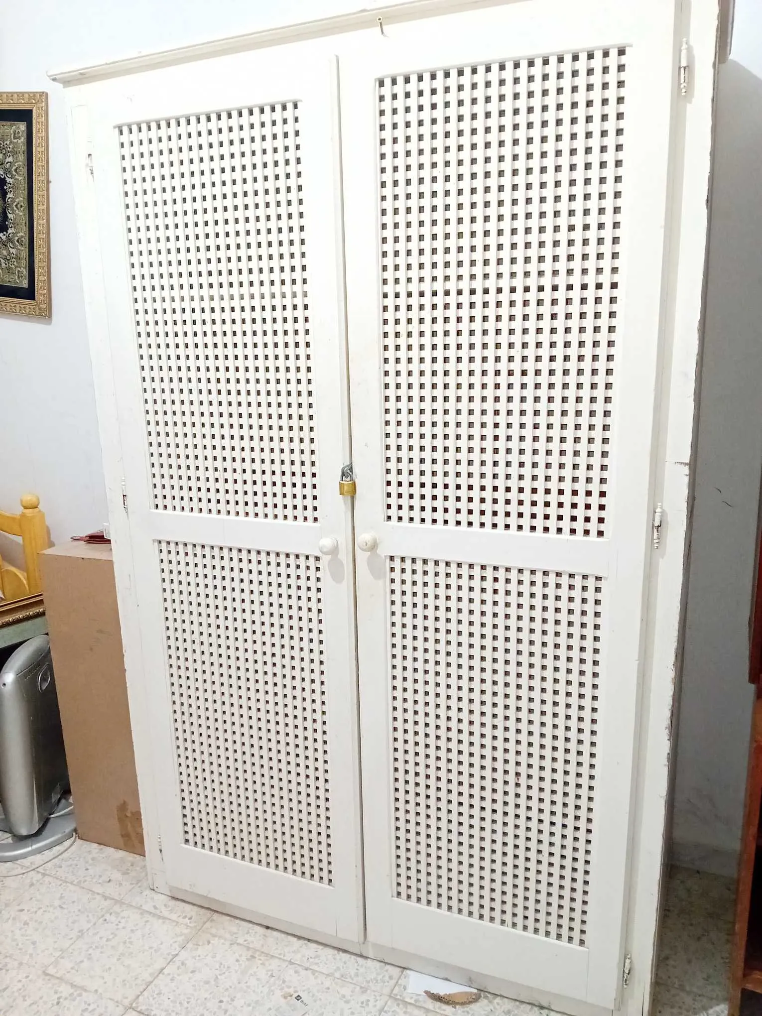 à vendre une garde robe de dimensions : hauteur 1.90m , largeur en face :1.20m: largeur latérale : 55cm