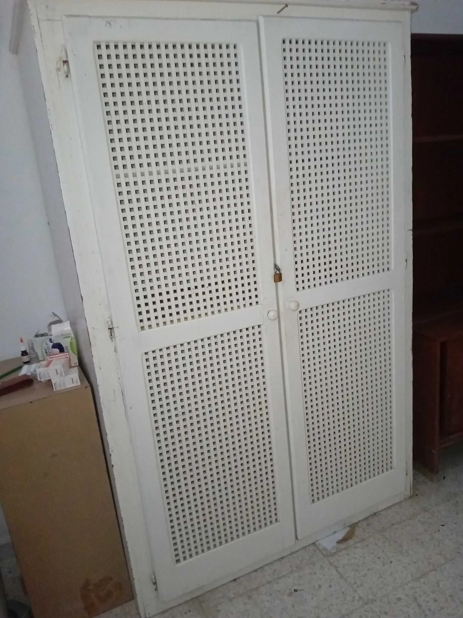 à vendre une garde robe de dimensions : hauteur 1.90m , largeur en face :1.20m: largeur latérale : 55cm