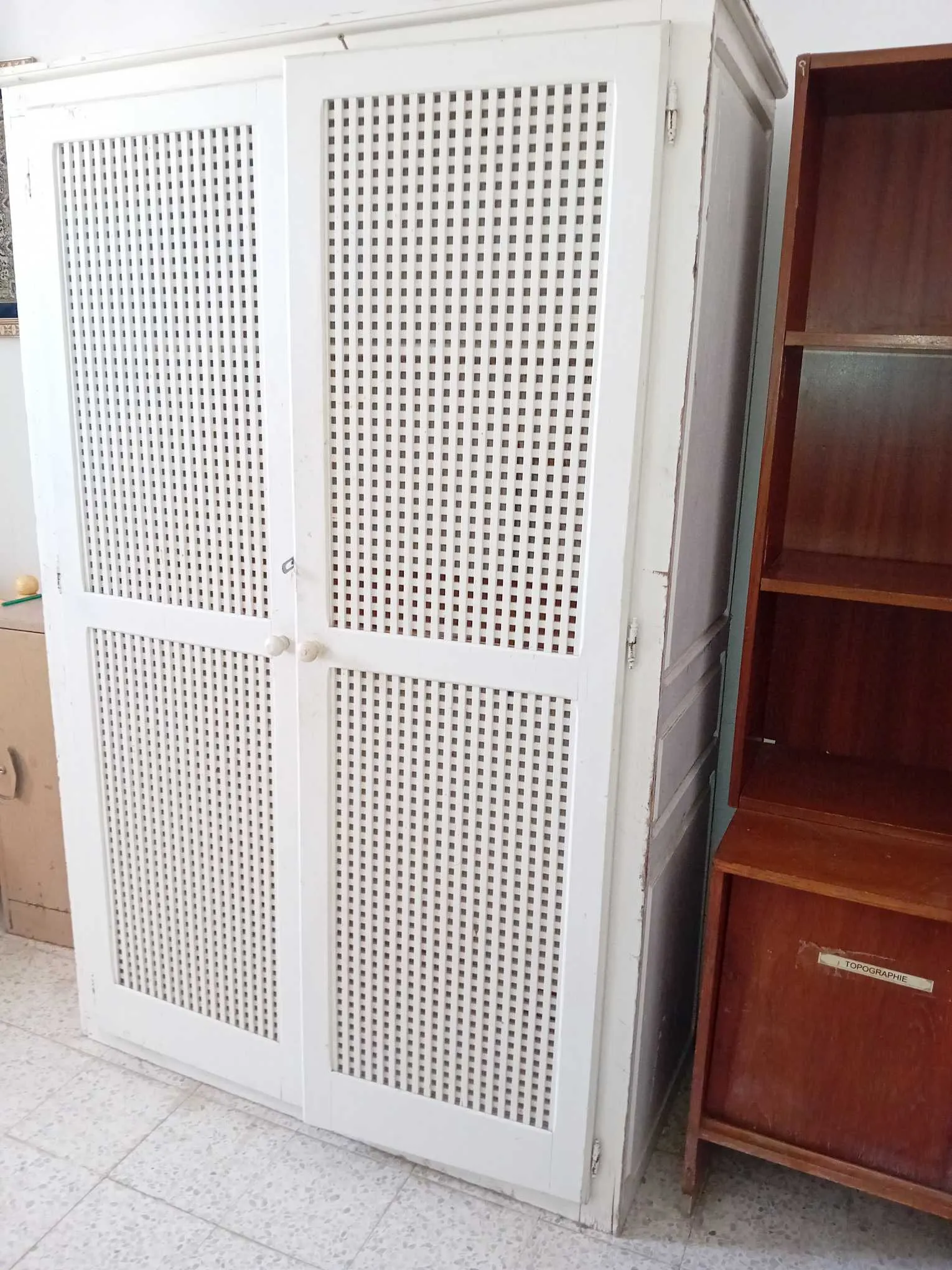 à vendre une garde robe de dimensions : hauteur 1.90m , largeur en face :1.20m: largeur latérale : 55cm