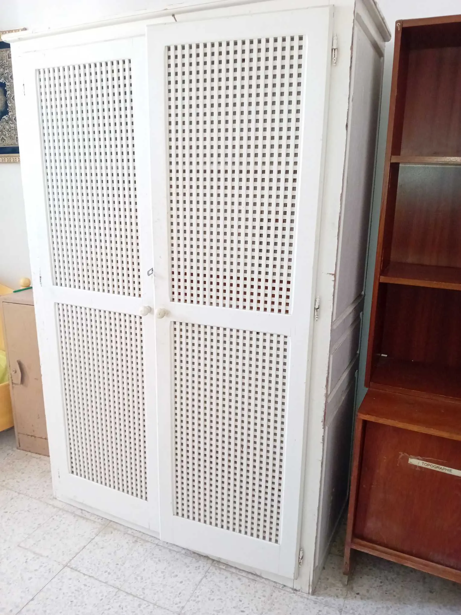à vendre une garde robe de dimensions : hauteur 1.90m , largeur en face :1.20m: largeur latérale : 55cm