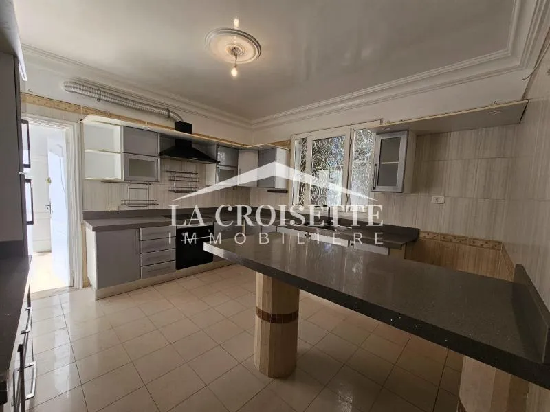 Villa S+4 avec piscine à La Soukra MVL0765