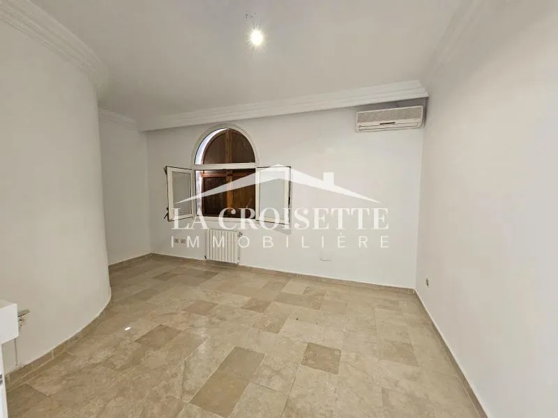 Villa S+4 avec piscine à La Soukra MVL0765