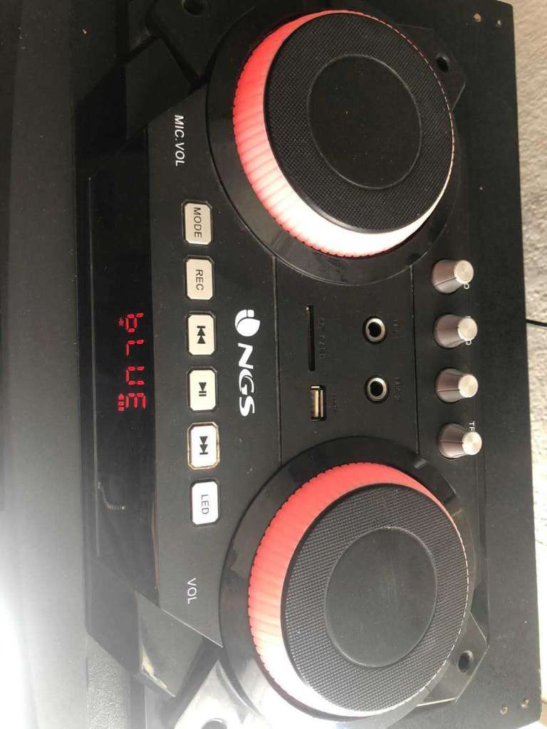 Enceinte Bluetooth usb aux radio tres puissante marque NGS