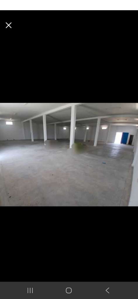 A louer local situé a akouda  superficie 450m²