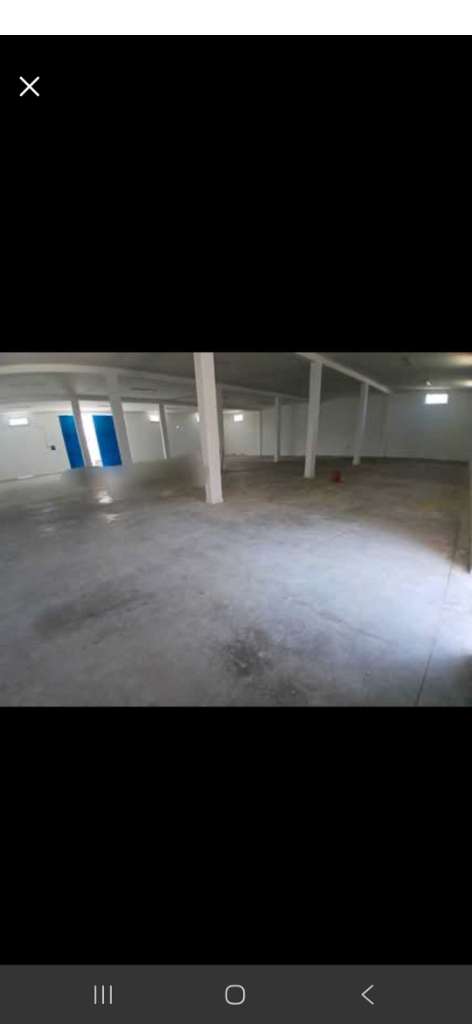 A louer local situé a akouda  superficie 450m²