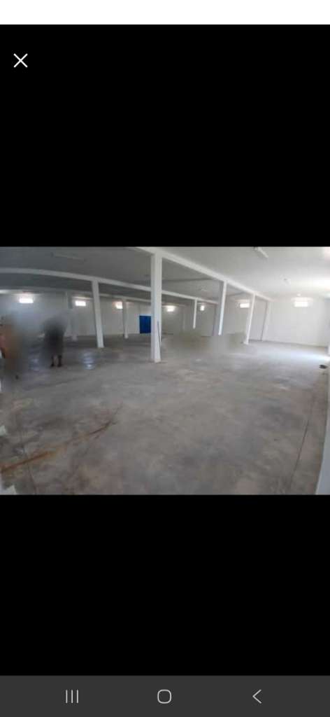 A louer local situé a akouda  superficie 450m²