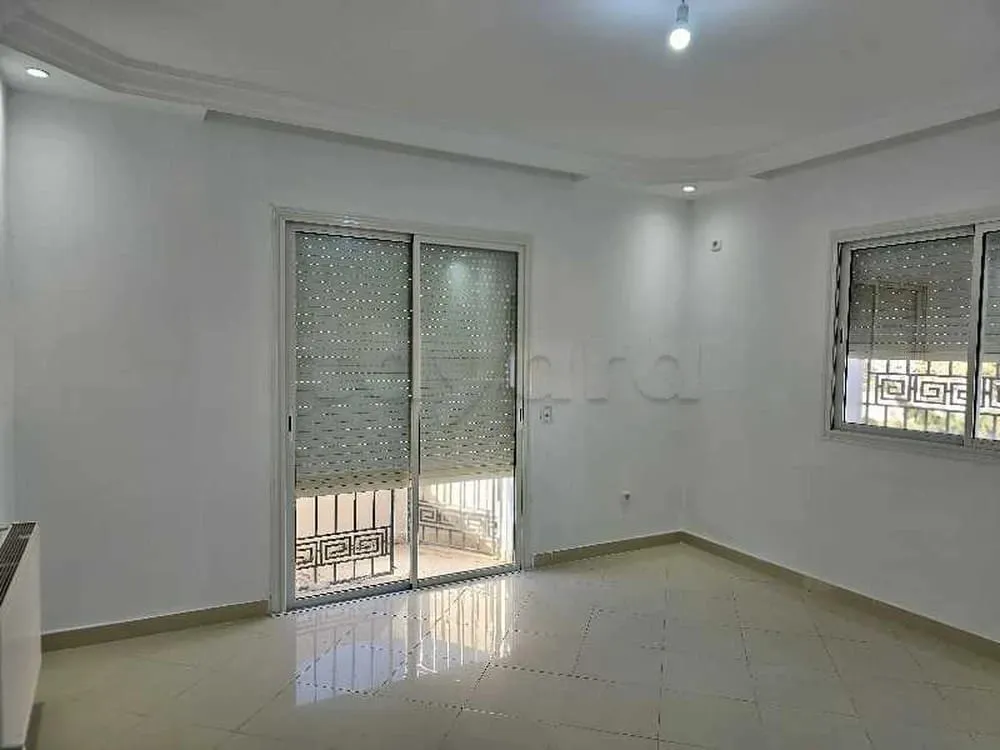 un étage d'une villa s+2 au 2éme étage a louer situé a Manzah 9C Prés de Gloulou