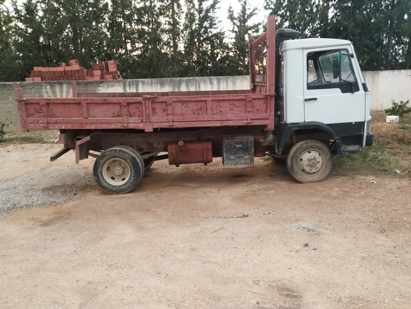 À vendre camion OM Zeta 65/9, diesel, avec benne.