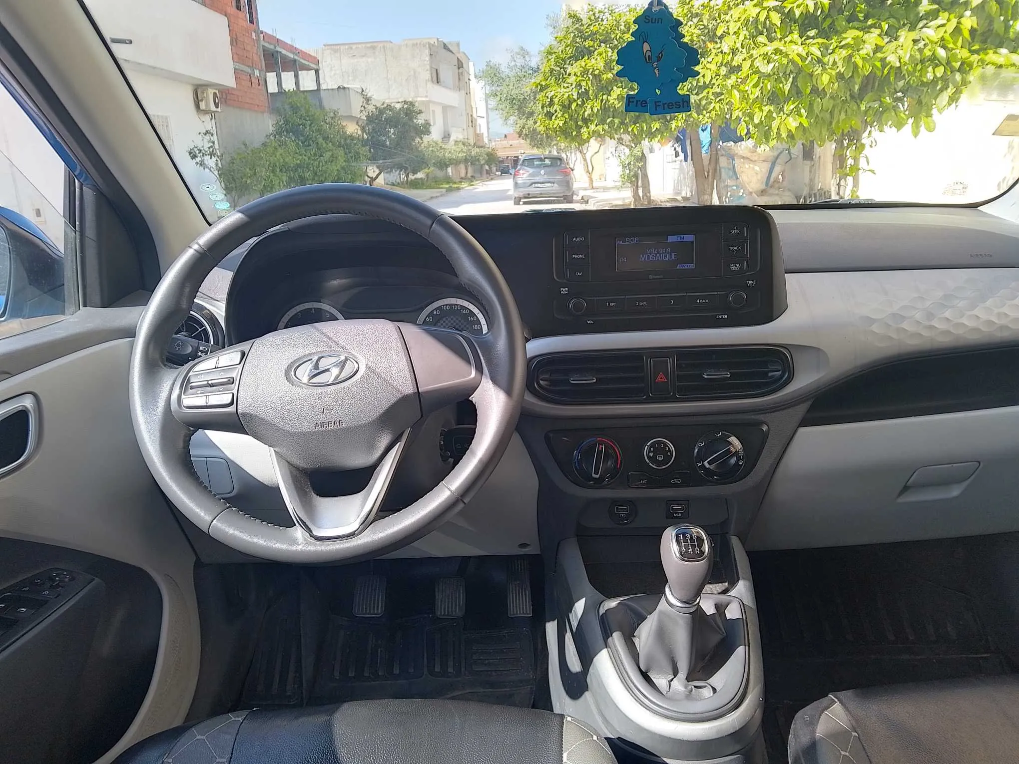hyundai grand i10 populaire très propre.tel:56177695
