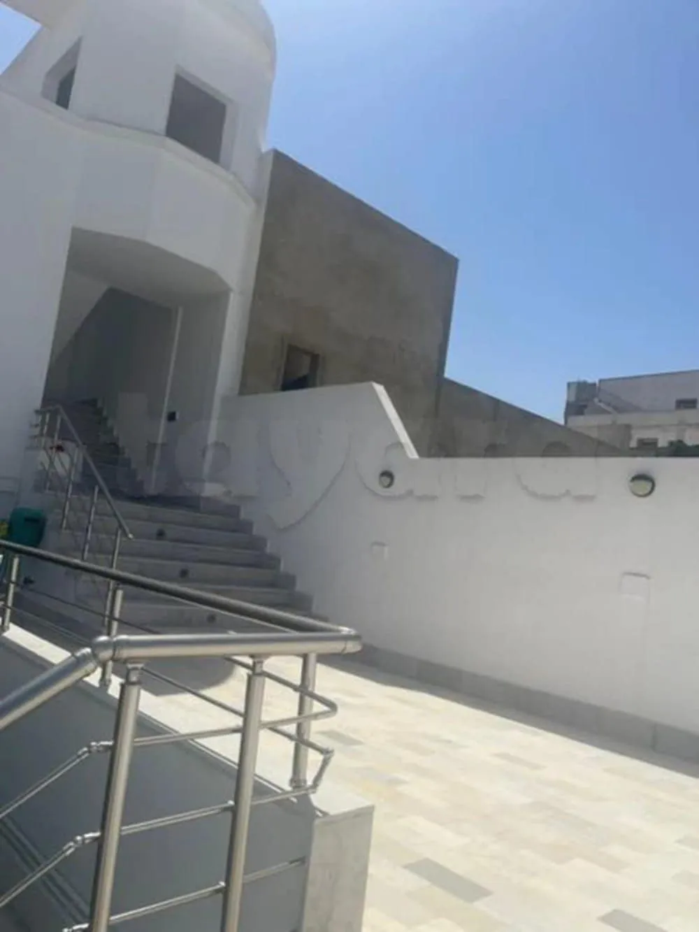  un étage s+2 au 1er étage a louer situé a Bardo derrière stade
