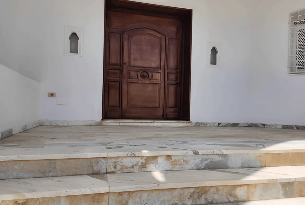 À VENDRE SUPERBE VILLA DE 760 m² À KHZEMA OUEST
