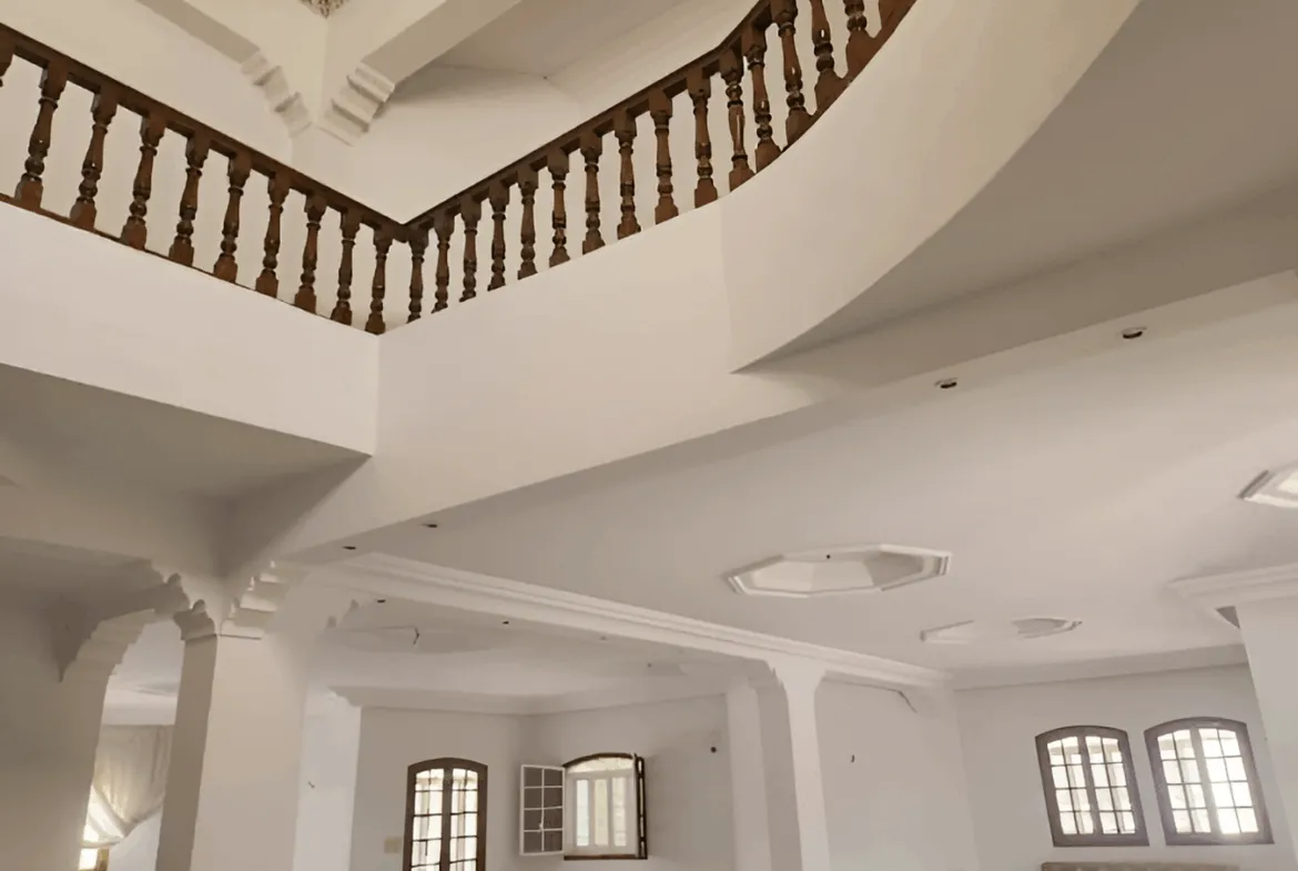 À VENDRE SUPERBE VILLA DE 760 m² À KHZEMA OUEST