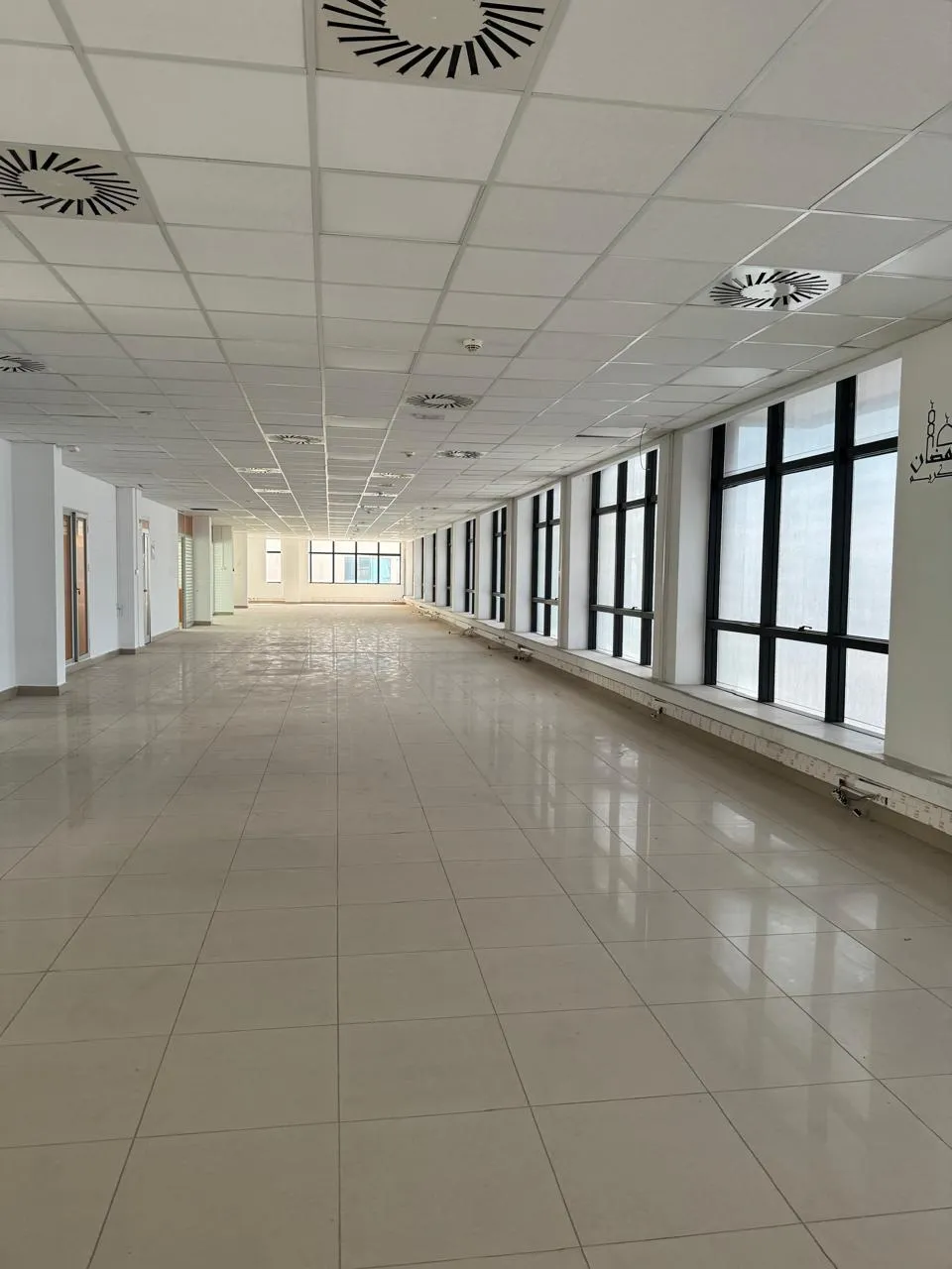 Coquette bureau 1000 m² au lac 2