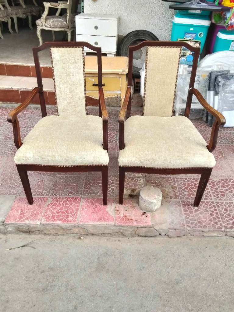 2 chaiese