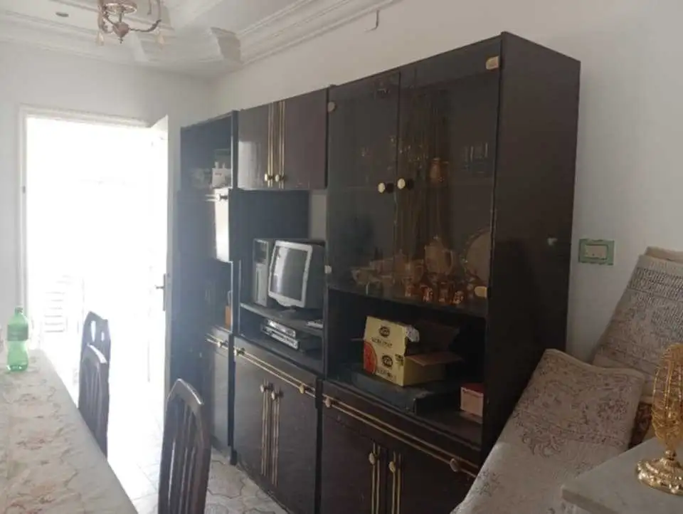 Chambre à couché, salon, table à mangé