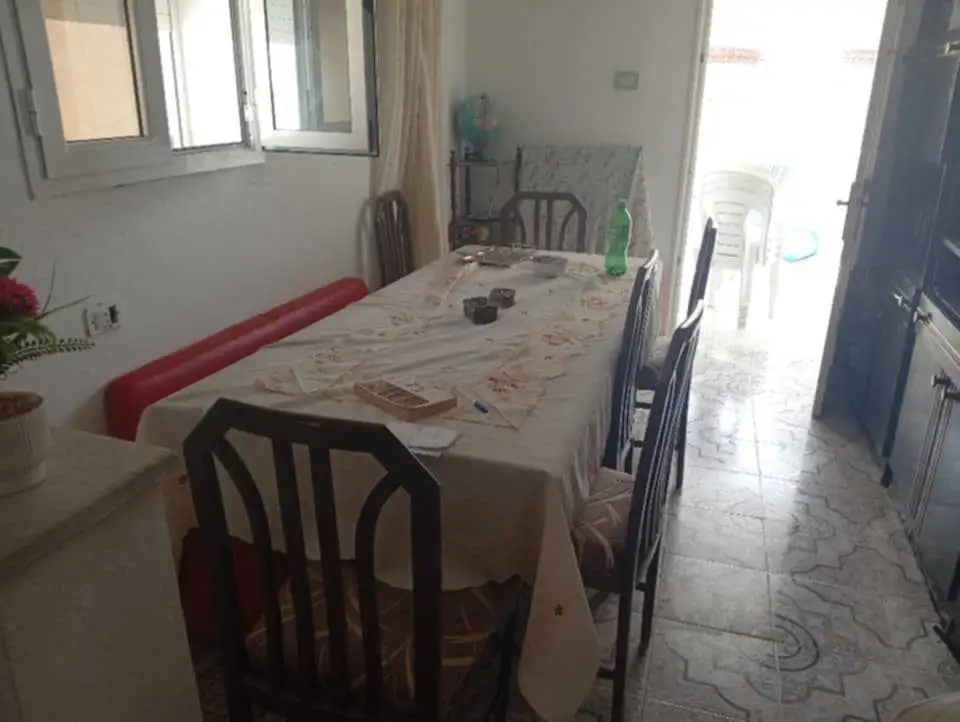 Chambre à couché, salon, table à mangé