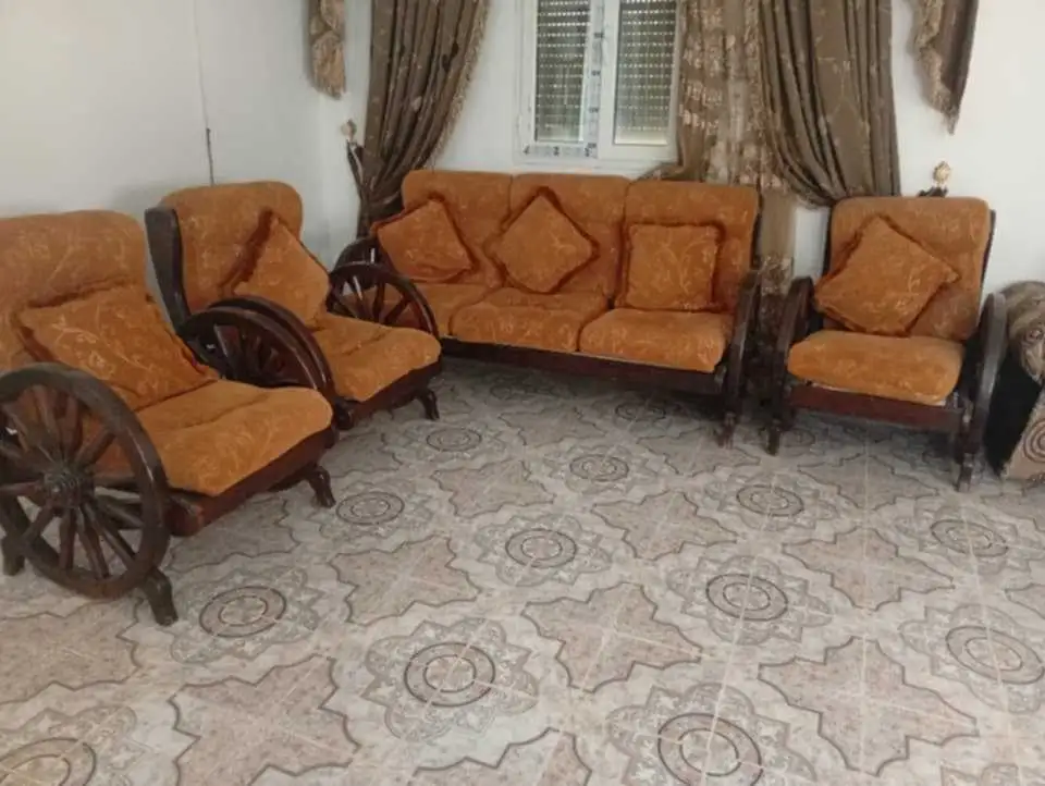 Chambre à couché, salon, table à mangé