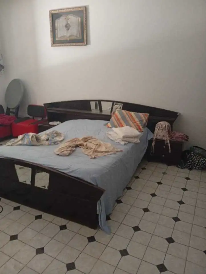 Chambre à couché, salon, table à mangé