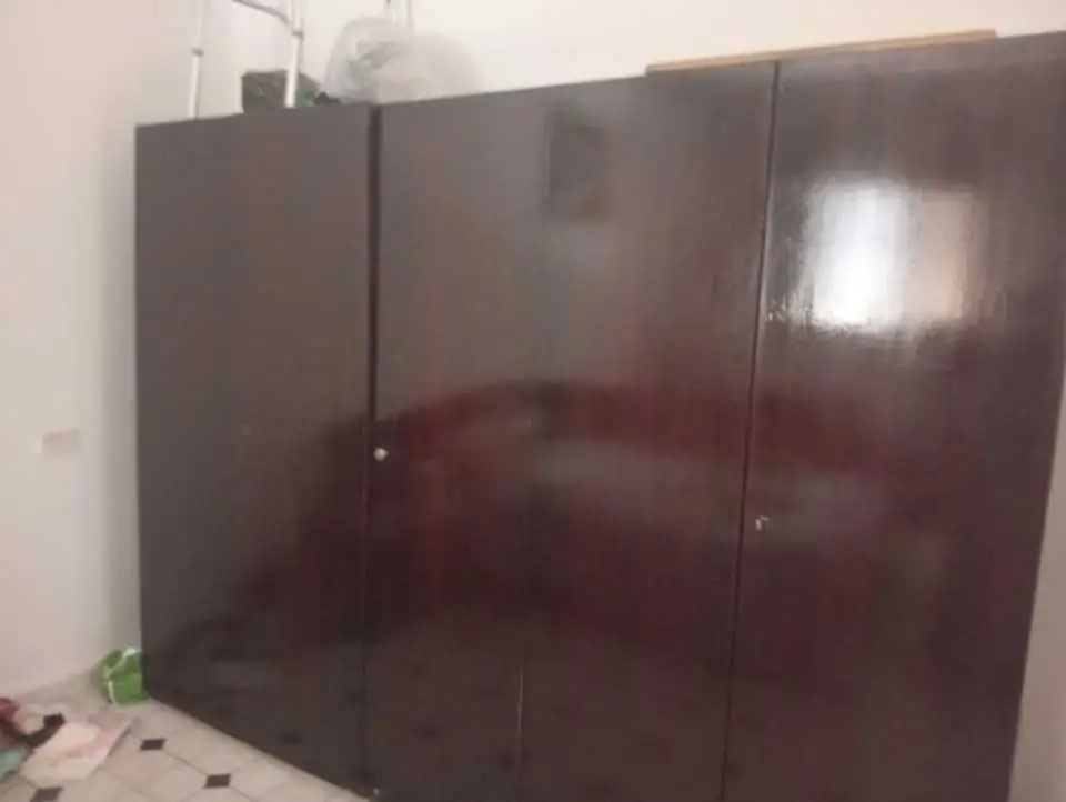 Chambre à couché, salon, table à mangé