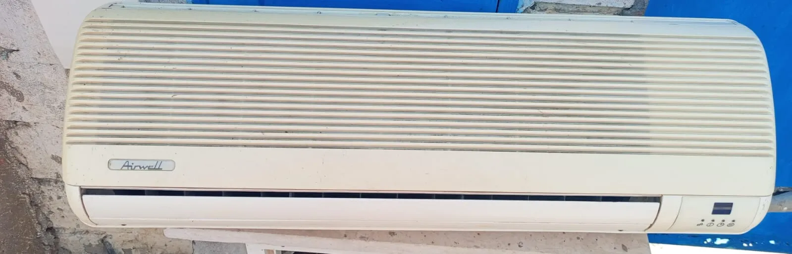 Climatiseur AIRWELL 9000 BTU ; état neuf avec support ; livré ; Installé et Garantie 2 ans