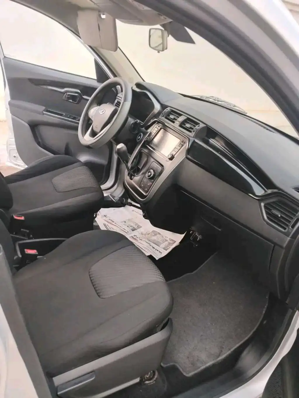 MAHINDRA KUV 100 K 8 PREMIÈRE MAIN TRÈS PROPRE