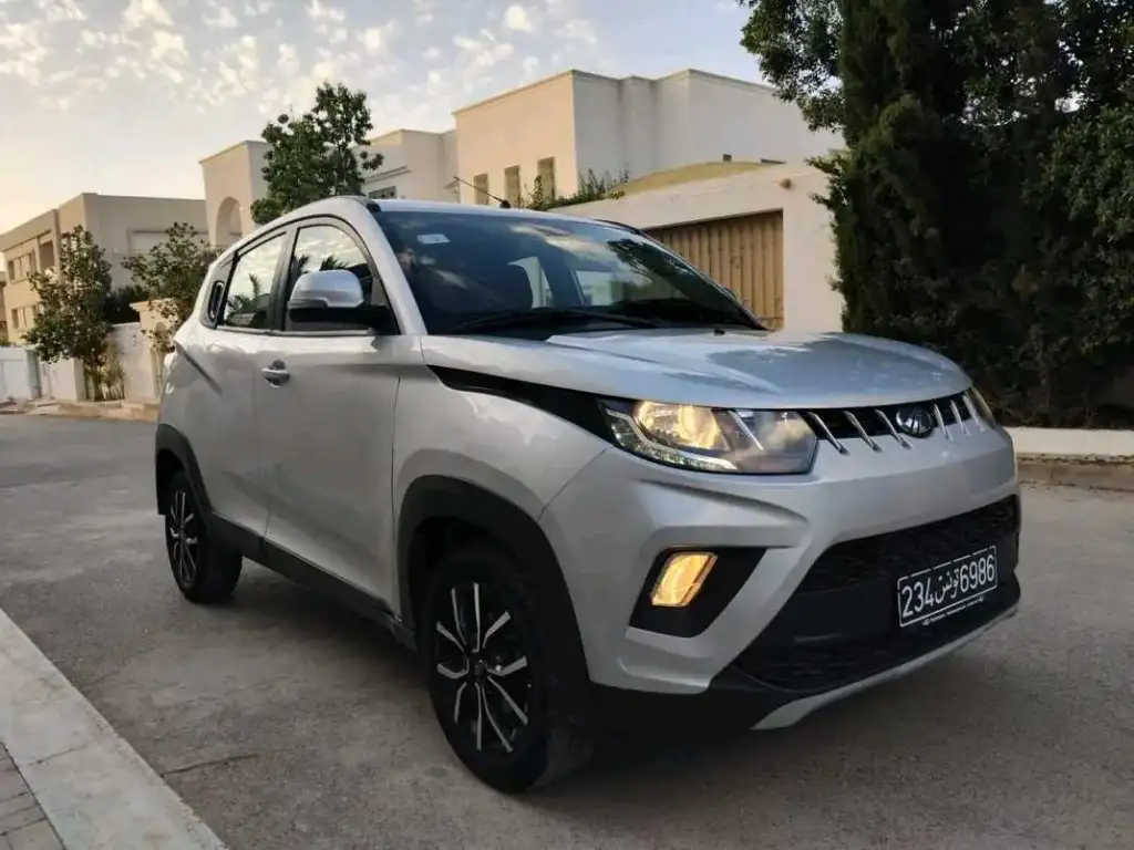 MAHINDRA KUV 100 K 8 PREMIÈRE MAIN TRÈS PROPRE