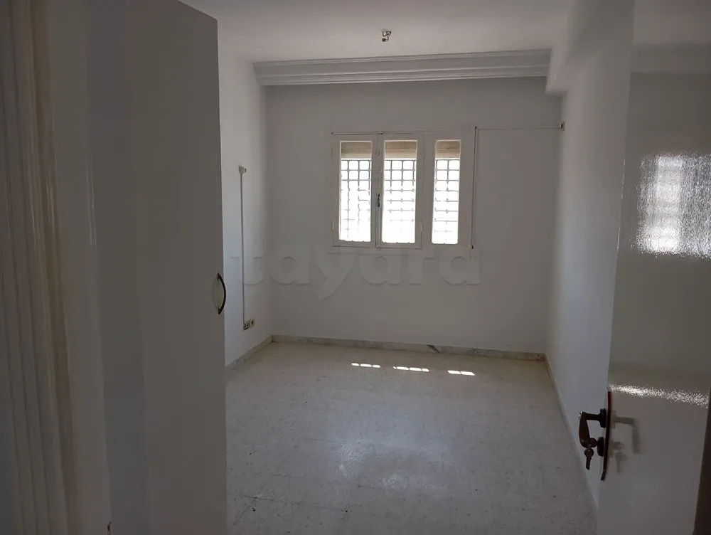 un appartement s+3 vide au 4éme étage(sans ascenseur)a louer a manzah 9a prés de lycée