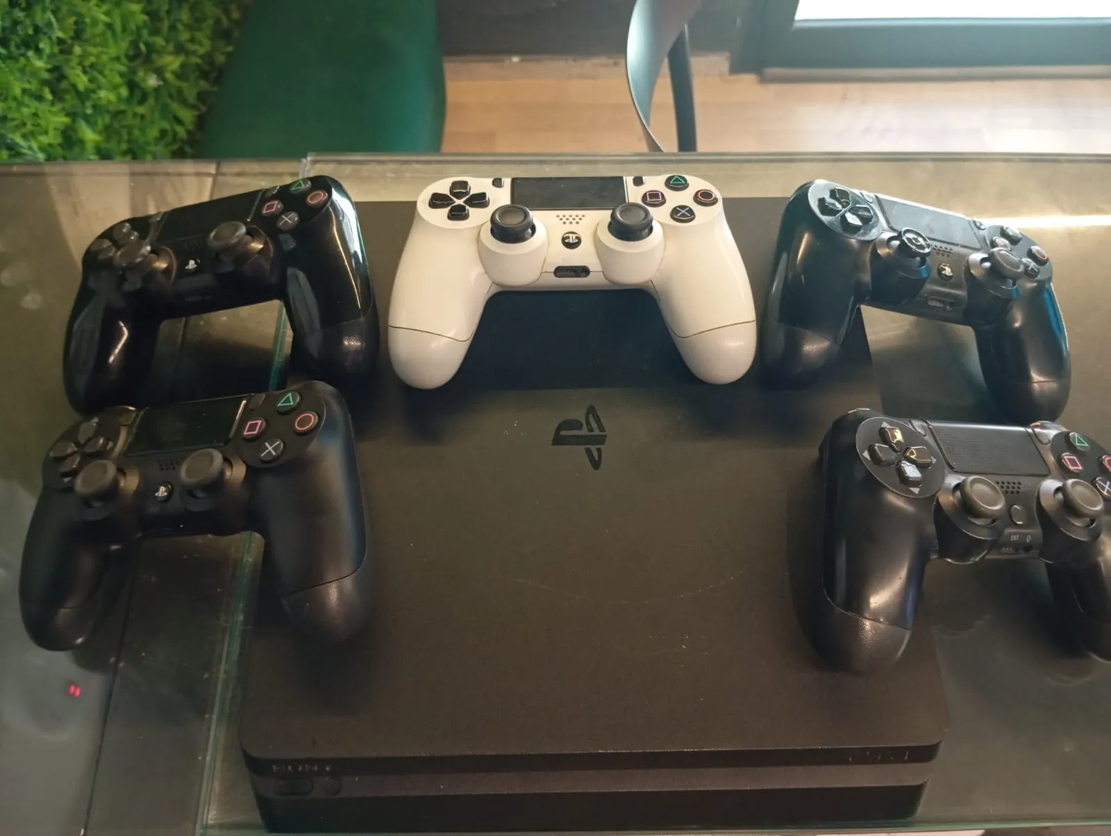 PS4 slim avec 5 manette 