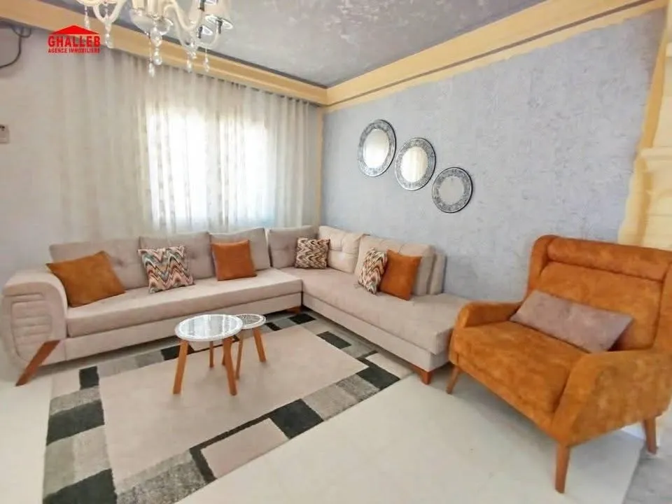 دار نظيفة و مستقلة فيها ثلاثة بيوت و صالة و معاها زوز كراجات على كياس