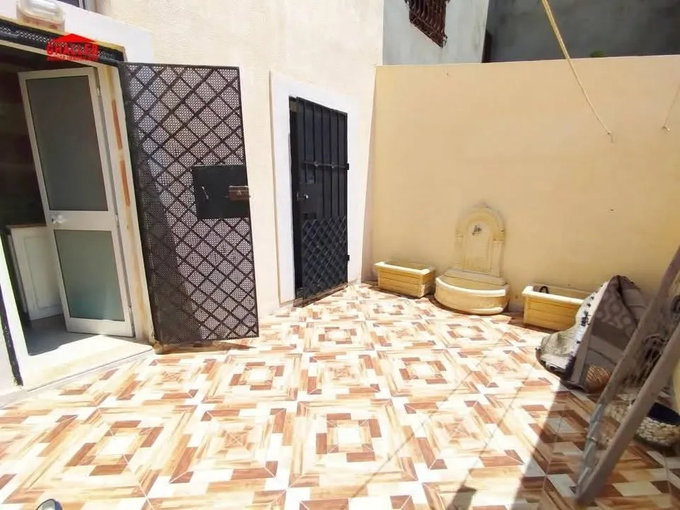 دار نظيفة و مستقلة فيها ثلاثة بيوت و صالة و معاها زوز كراجات على كياس