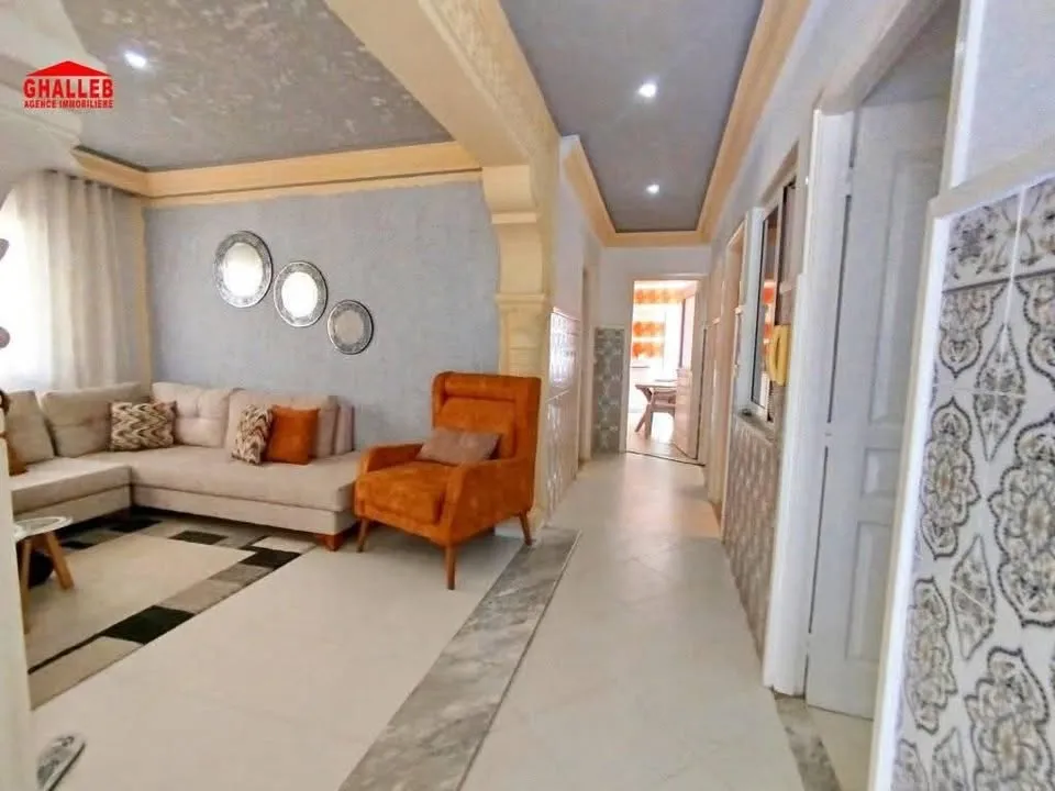 دار نظيفة و مستقلة فيها ثلاثة بيوت و صالة و معاها زوز كراجات على كياس