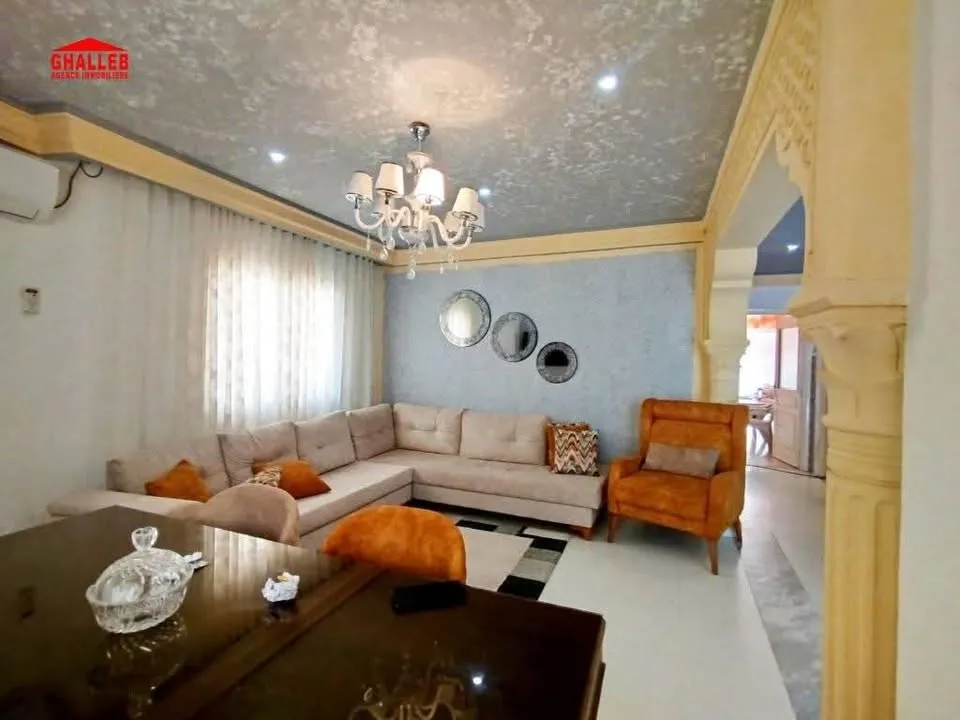 دار نظيفة و مستقلة فيها ثلاثة بيوت و صالة و معاها زوز كراجات على كياس