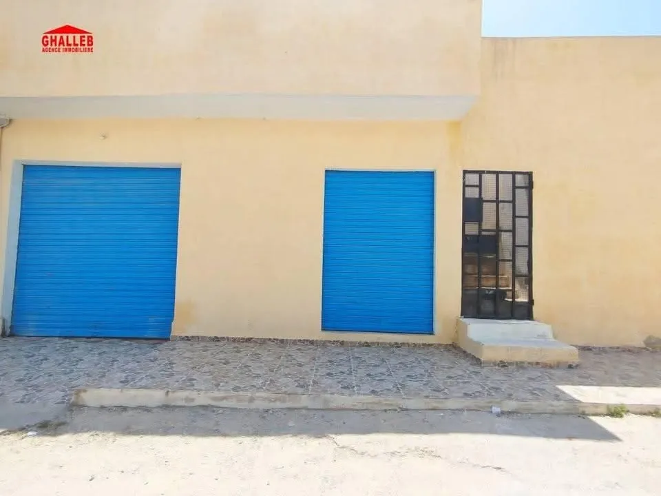 دار نظيفة و مستقلة فيها ثلاثة بيوت و صالة و معاها زوز كراجات على كياس