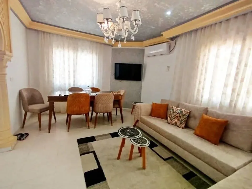 دار نظيفة و مستقلة فيها ثلاثة بيوت و صالة و معاها زوز كراجات على كياس