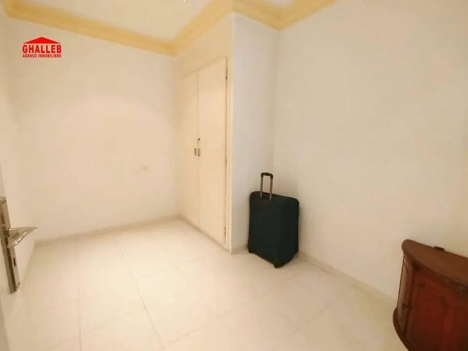 دار نظيفة و مستقلة فيها ثلاثة بيوت و صالة و معاها زوز كراجات على كياس