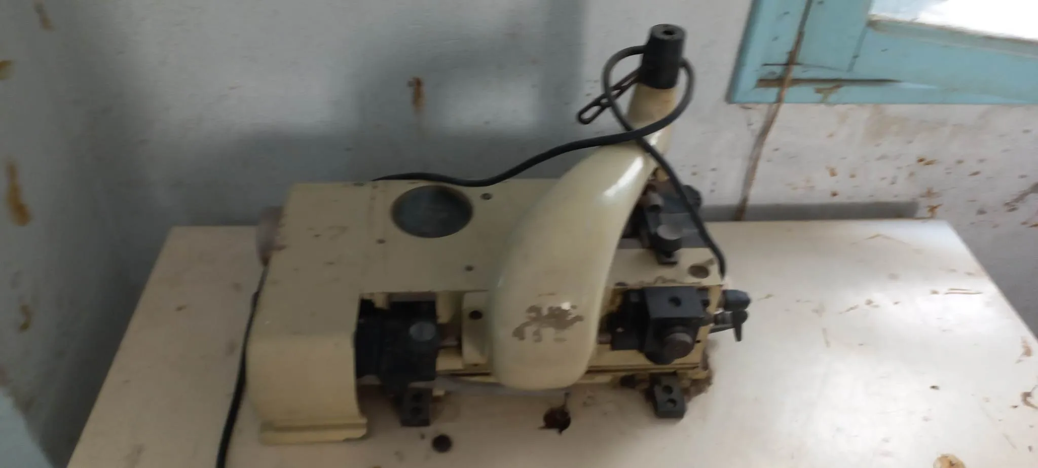 Atelier maroquinerie / chaussure complet à vendre – machines professionnelles (ATOM, PFAFF)