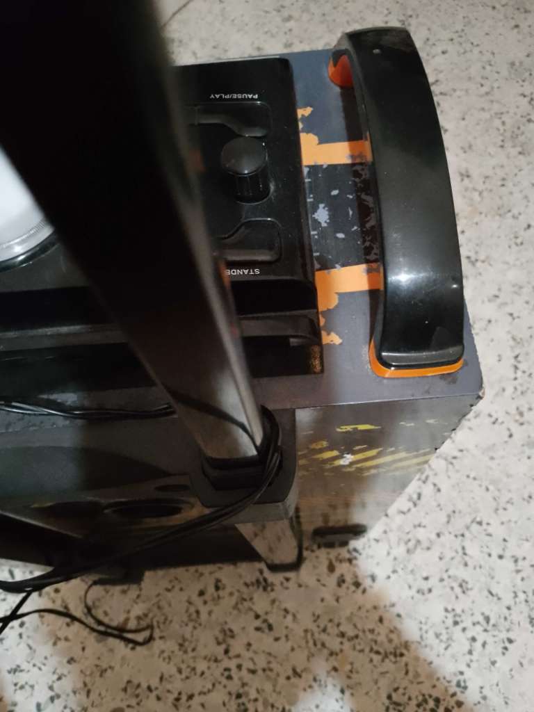 Baffle Aux et usb Italie