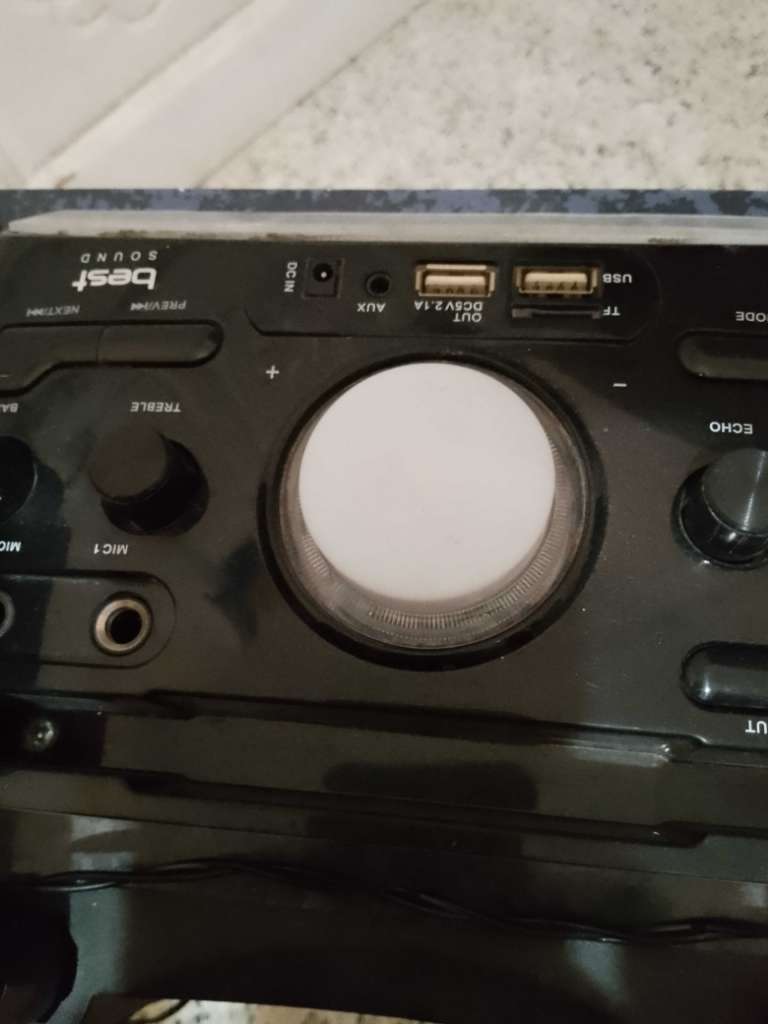 Baffle Aux et usb Italie