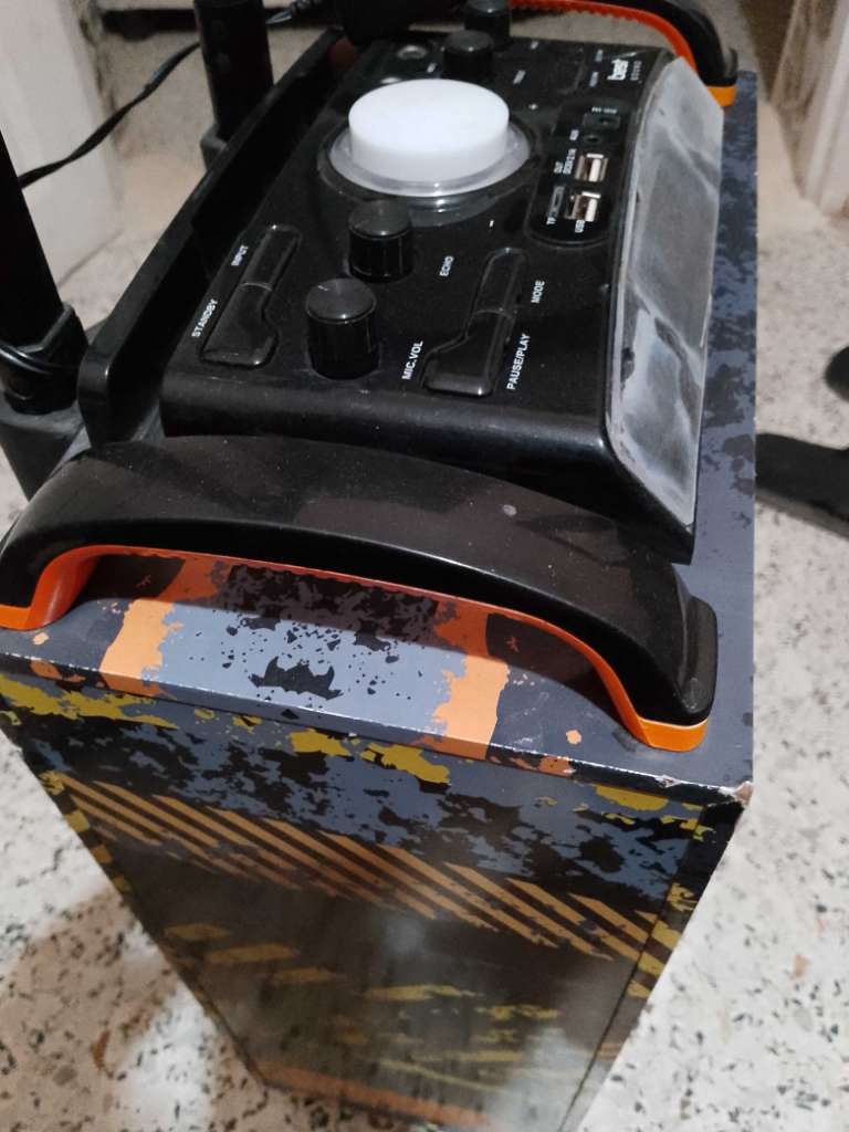 Baffle Aux et usb Italie