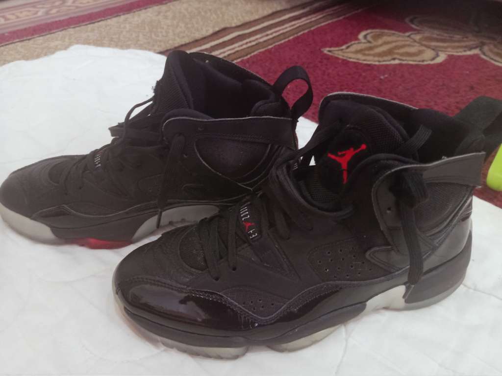 Basket Jordan pointure 43 comme neuf 