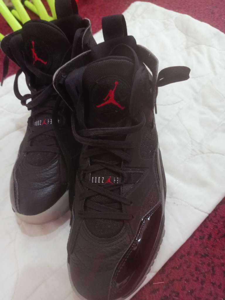 Basket Jordan pointure 43 comme neuf 