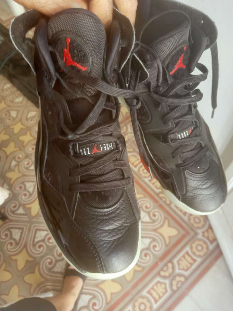 Basket Jordan pointure 43 comme neuf 