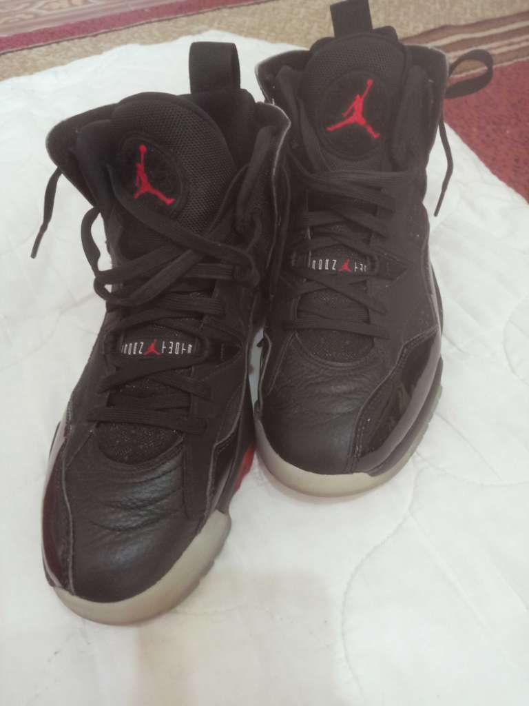 Basket Jordan pointure 43 comme neuf 