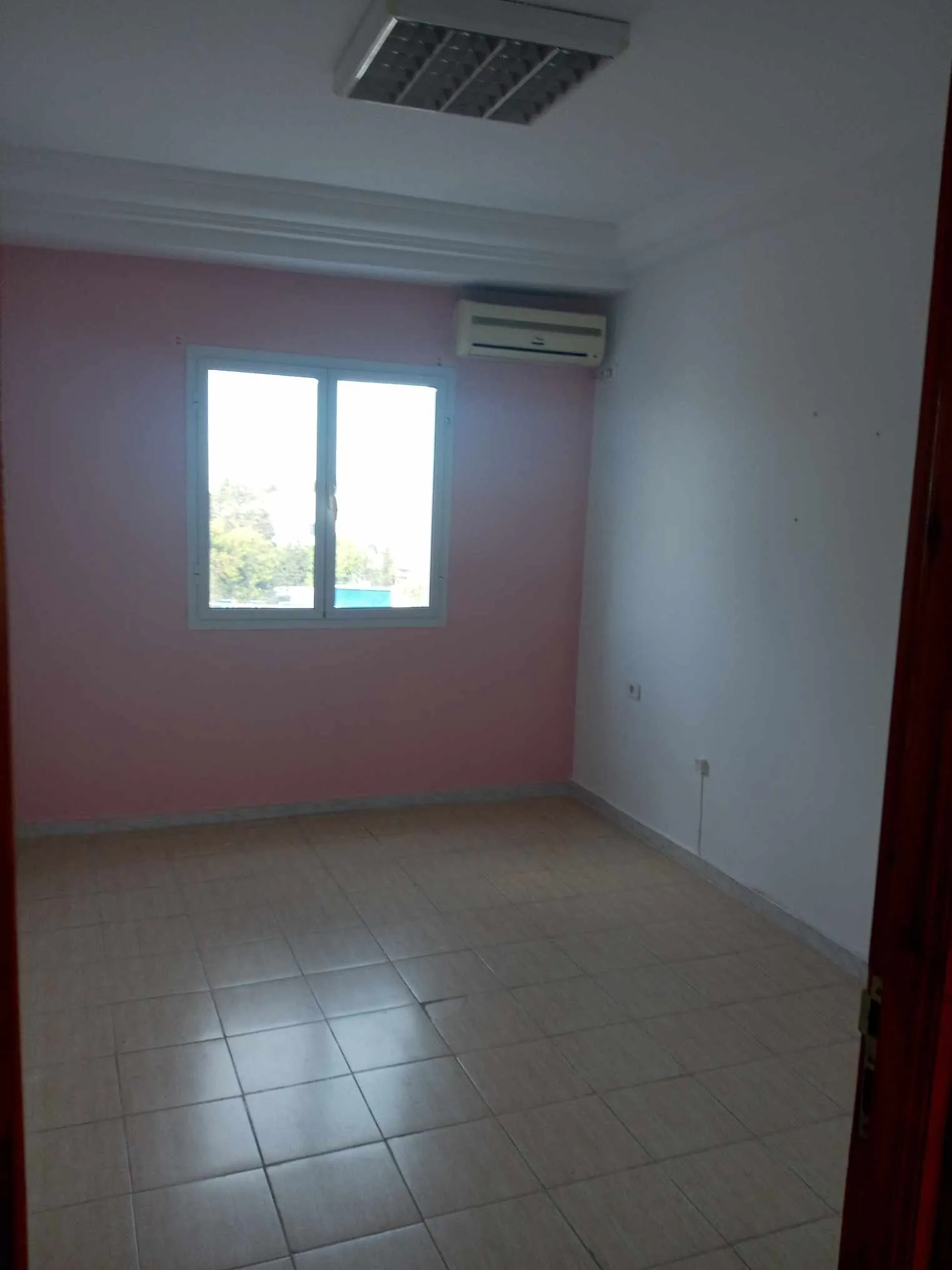 un spacieux bureau s+3 au 2éme étage (avec doubles ascenseur) a louer a manar 2 en Face Colisée Soula