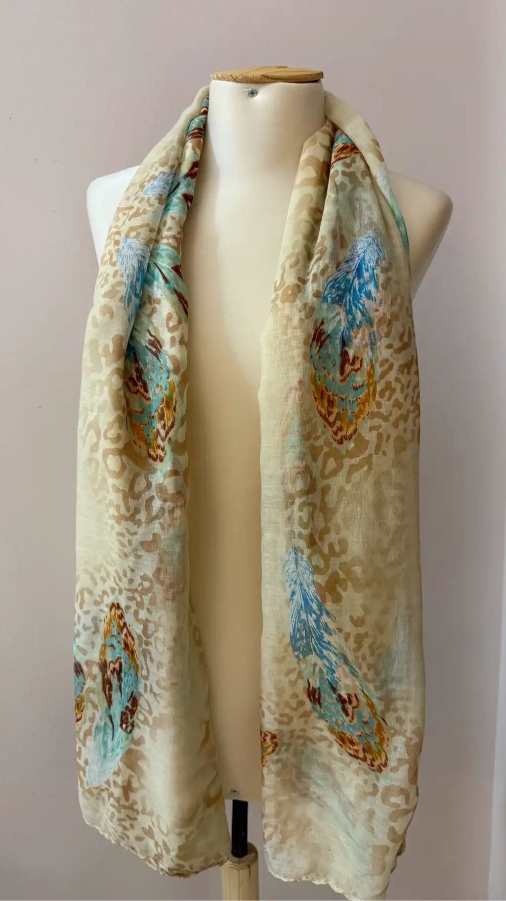 Lot 8 articles : foulards et châles.